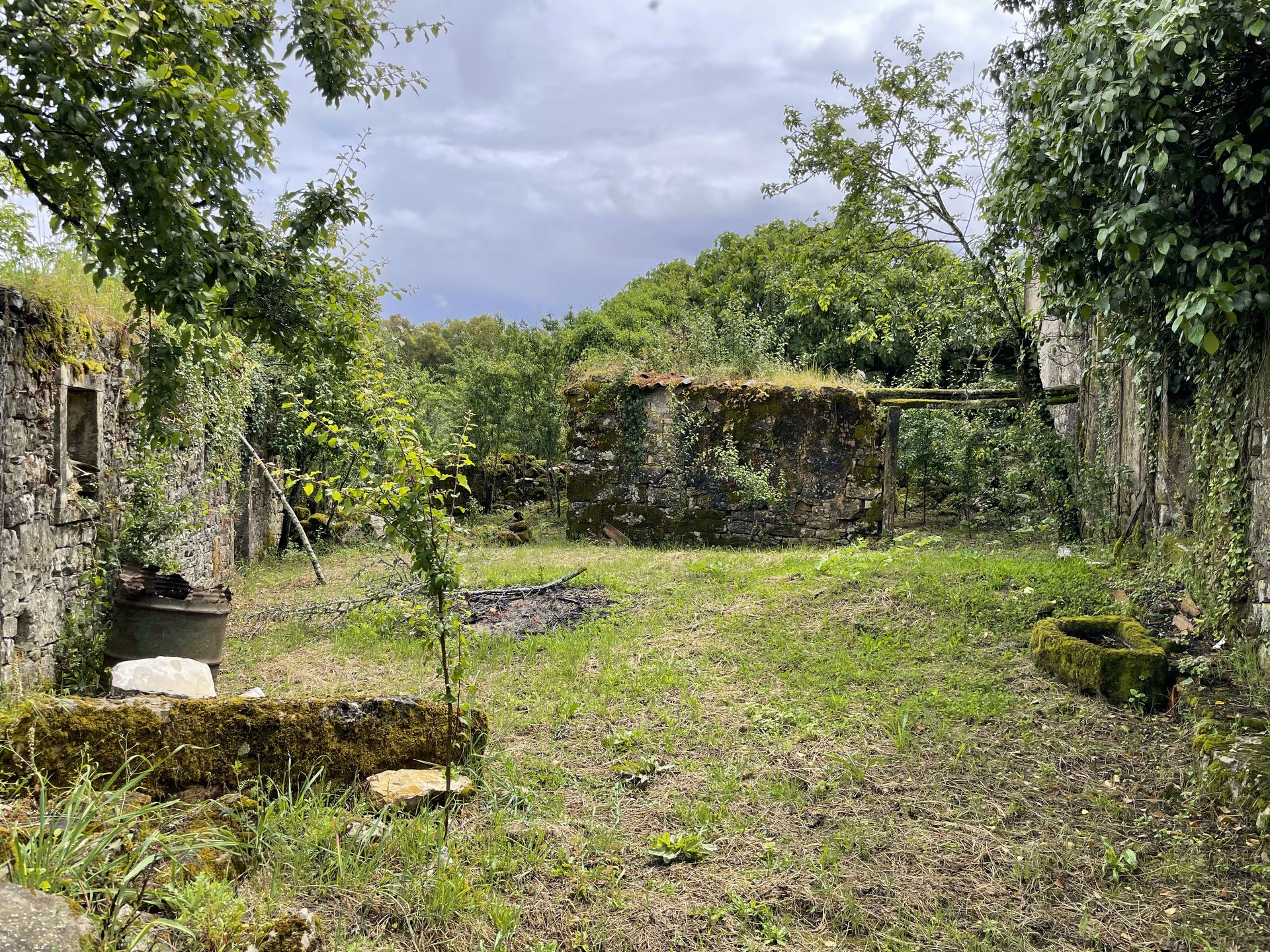 Hof und Steinmauern in Vale de Todos