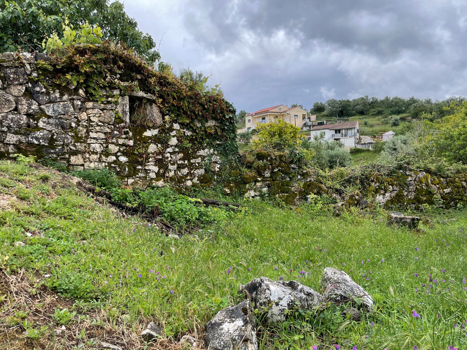 Steinmauer und Dorf in Vale de Todos